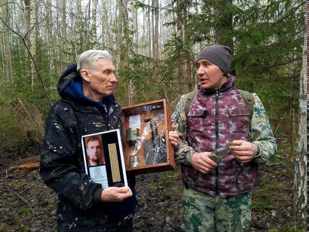 Вручение Николаю Ивановичу&nbsp;рамки с личными вещами деда и рамки с запиской из медальона